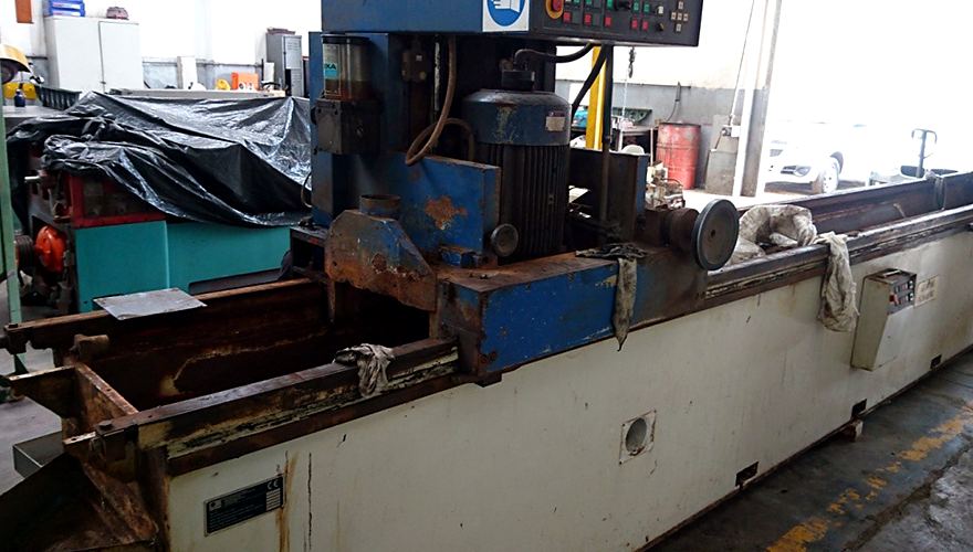 Reform knife grinder before reconditioning: rusted bed, exposed slides and missing guards